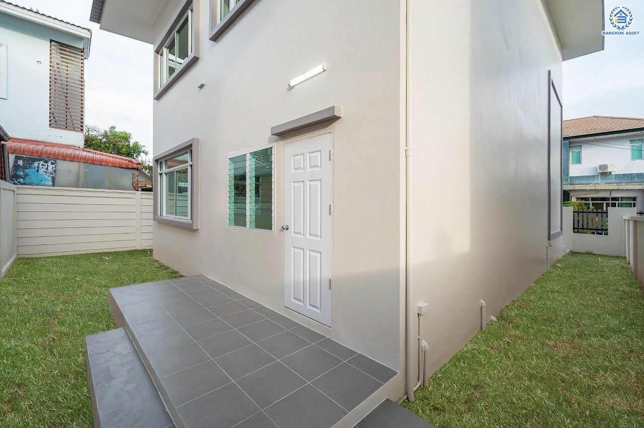 บ้านมือสองตกแต่งใหม่ โครงการ บุษราคัมรีเจนท์ ปิ่นเกล้า-บรมราชชนนี เนื้อที่  67.50 ตร.ว. ฟังก์ชัน 3 ห้องนอน 3 ห้องน้ำ จอดรถได้ 2 คัน สภาพแวดล้อมดี เดินทางเข้าสู่เมืองได้สะดวกเชื่อมต่อ ถนนพุทธมณฑลสาย 2, ถนนบรมราชชนนี, ถนนกาญจนาภิเษก, ถนนศาลาธรรมสพน์ ใกล้เซ็นทรัลปิ่นเกล้า, ตลาดสดธนบุรี และจุดขึ้นทางด่วน "ศรีรัช"